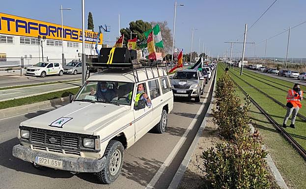 Vuelta a la calle. Protesta en vehículos de agricultores convocada por Asolite, sin las organizaciones agrarias, hace unas semanas. 