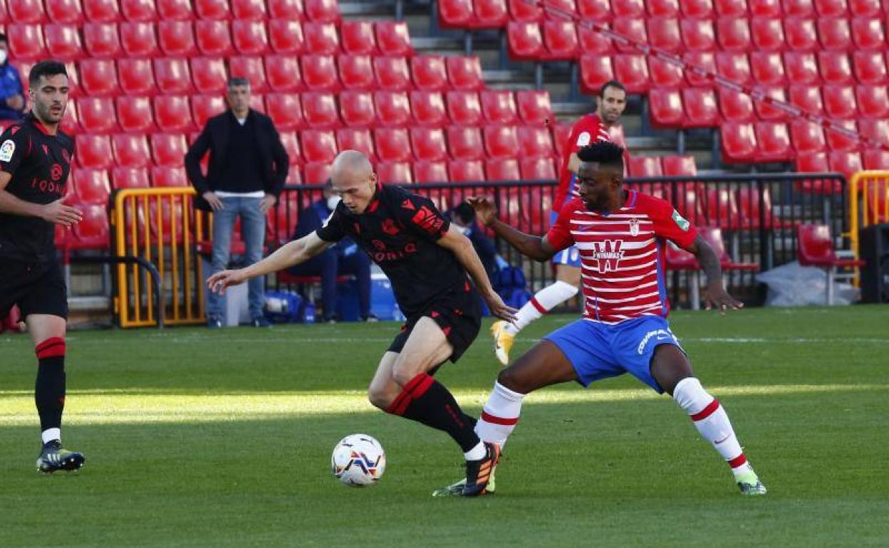 Eteki intenta robar un balón a un rival en el Granada-Real Sociedad. 