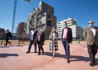 Imagen secundaria 1 - También se han urbanizado los viales de la zona. La concejala Martín interviene ante los medios.