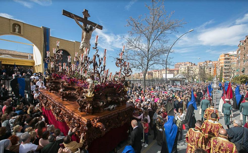 El Cristo de la Redención saliendo. 