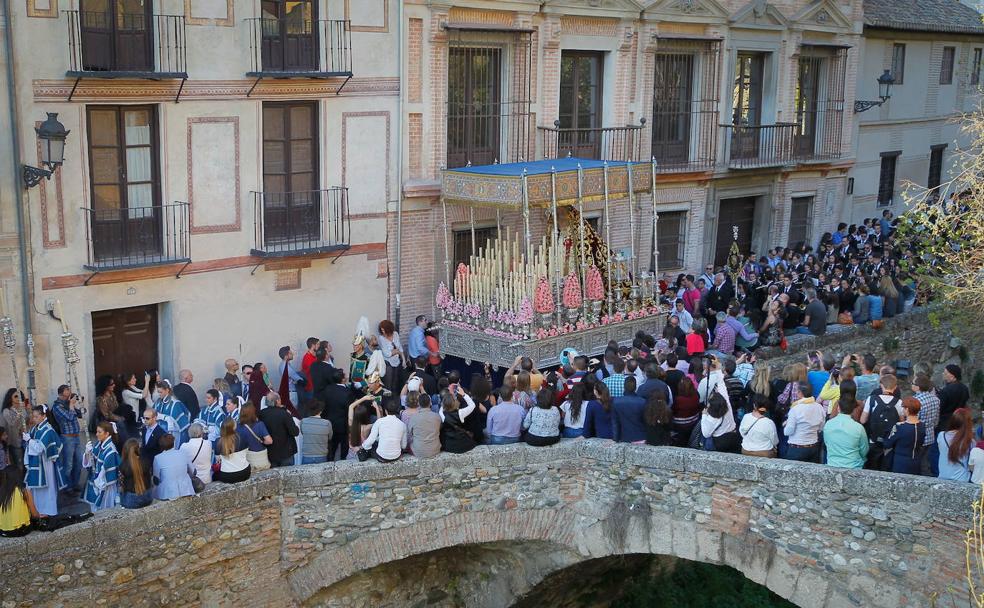 Las Maravillas a su paso por la Carrera del Darro. 