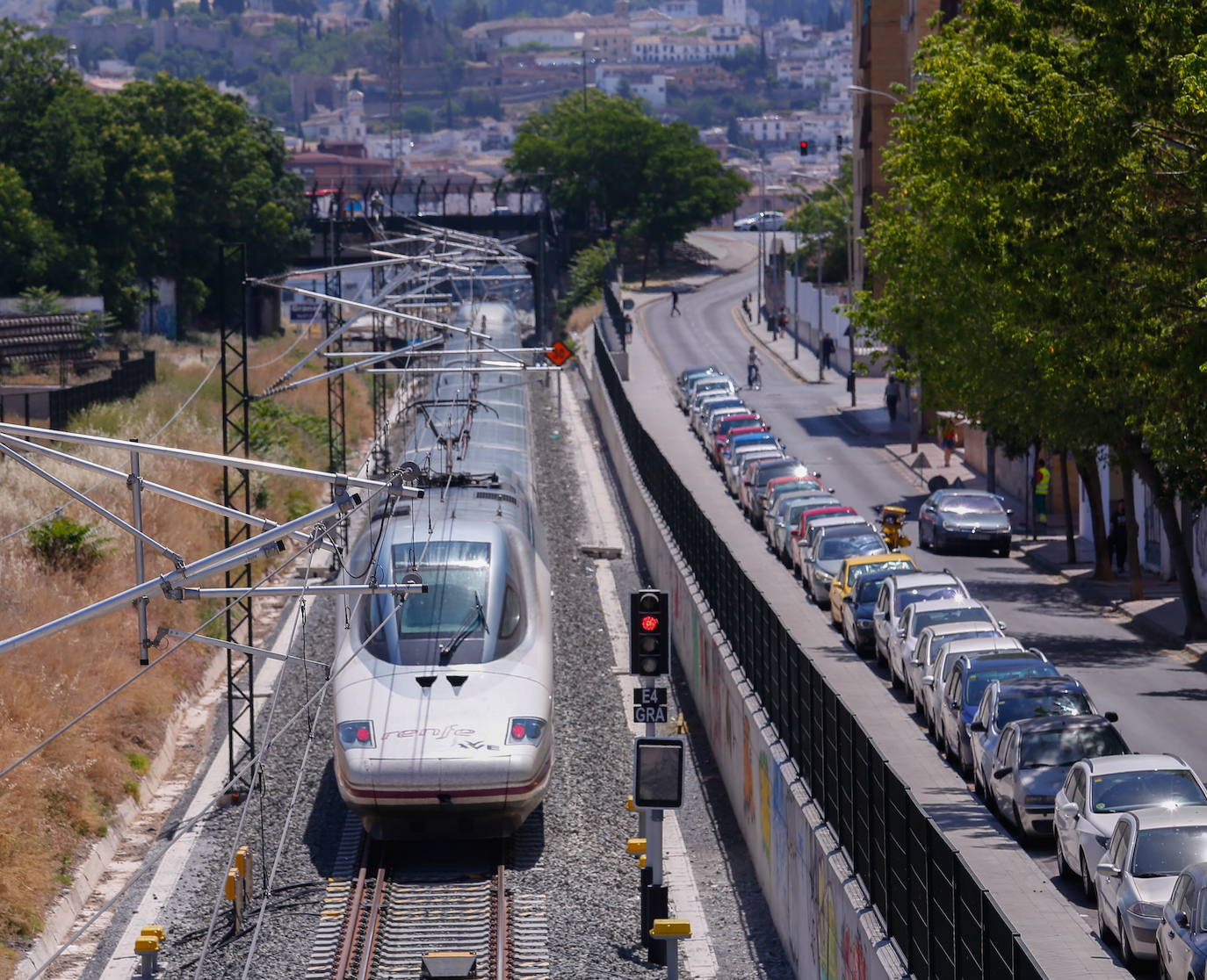 Imagen secundaria 2 - Los vecinos de la Chana han protagonizado en los últimos años numerosas movilizaciones para reclamar el fin del aislamiento que generan las vías del tren en superficie. 