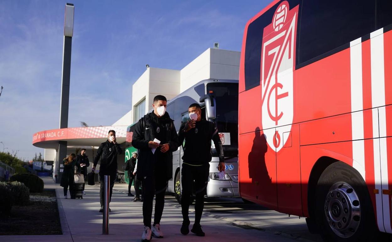Kenedy y Nehuén conversan antes de coger el autobús hacia el aeropuerto. 