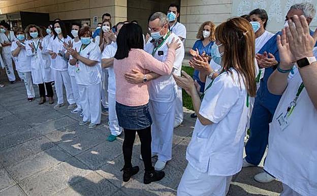 Fina abraza a Diego, a quien considera «el salvador de la UCI». 