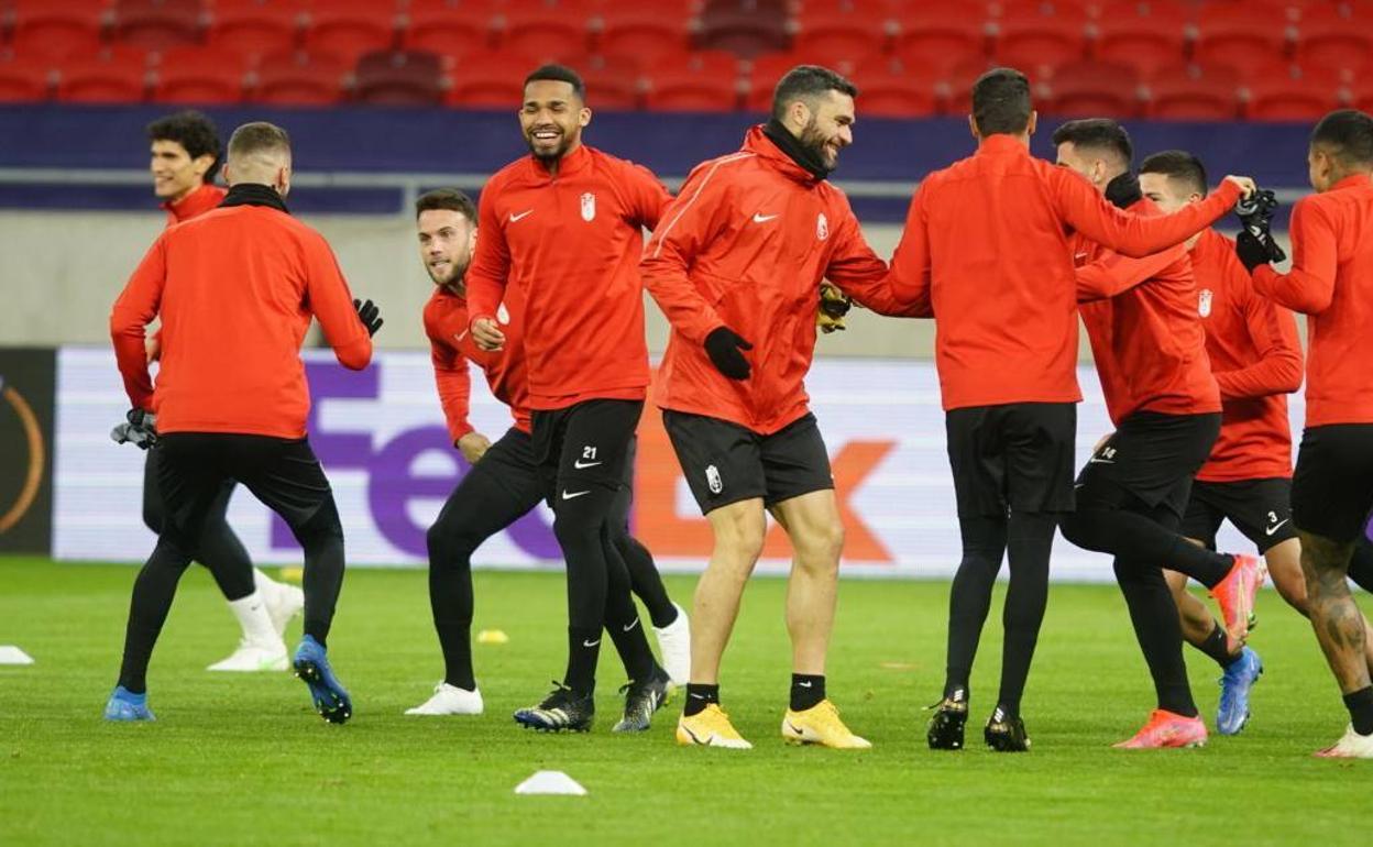 El grupo arrancó el entrenamiento de ayer en el Puskas Arena con muy buen ambiente. 