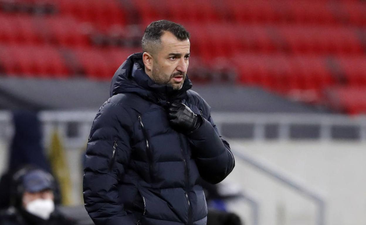 El técnico gallego observa con detenimiento el partido. 