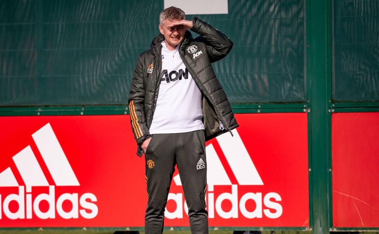 Solskjaer se cubre los ojos del sol en un entrenamiento. 