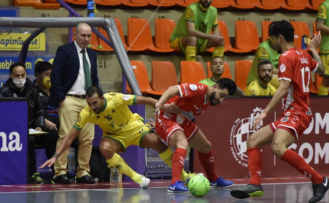 Dani Rodríguez y el gaditano Carlitos, en una acción del duelo ante Cartagena.