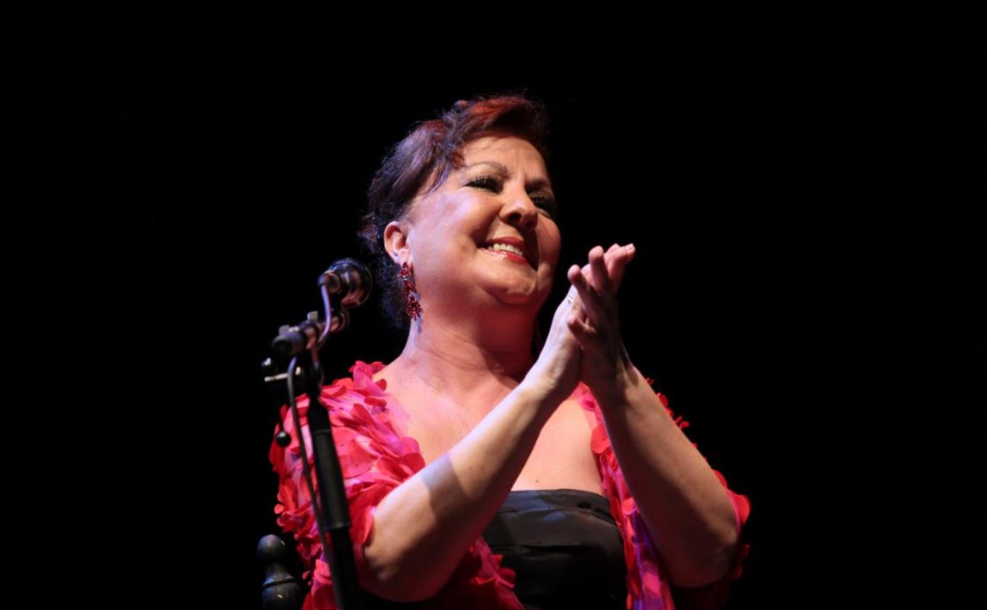 Carmen Linares, leyenda viva del flamenco y reconocida artista del cante, durante una de sus actuaciones. 