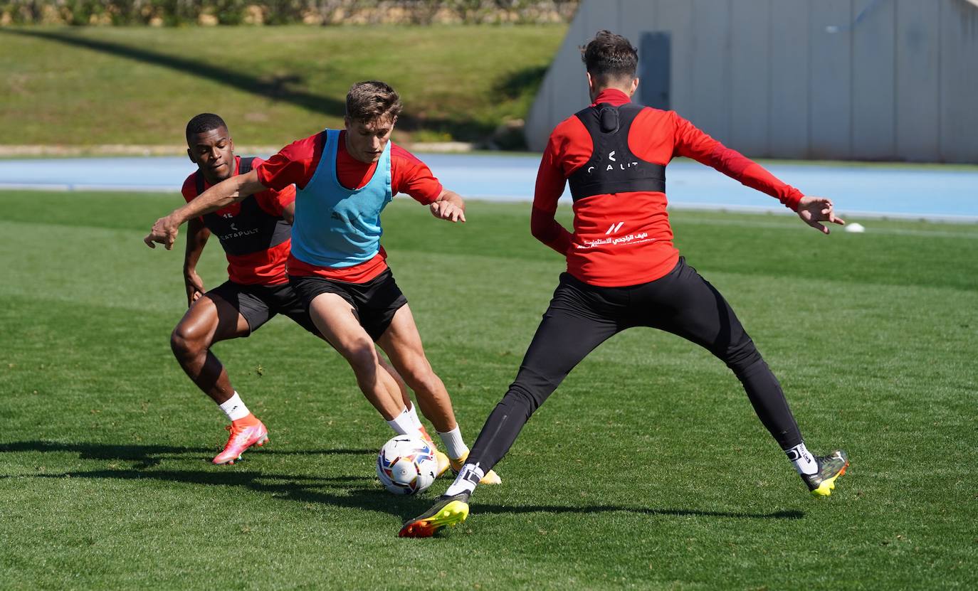 José Corpas, identificado con el gol, se escapa de Sergio Akieme y encara a Juan Villar, que apunta a titular. 