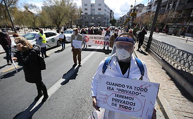 Unas 300 personas se manifiestan en Granada contra los «recortes» en la sanidad pública