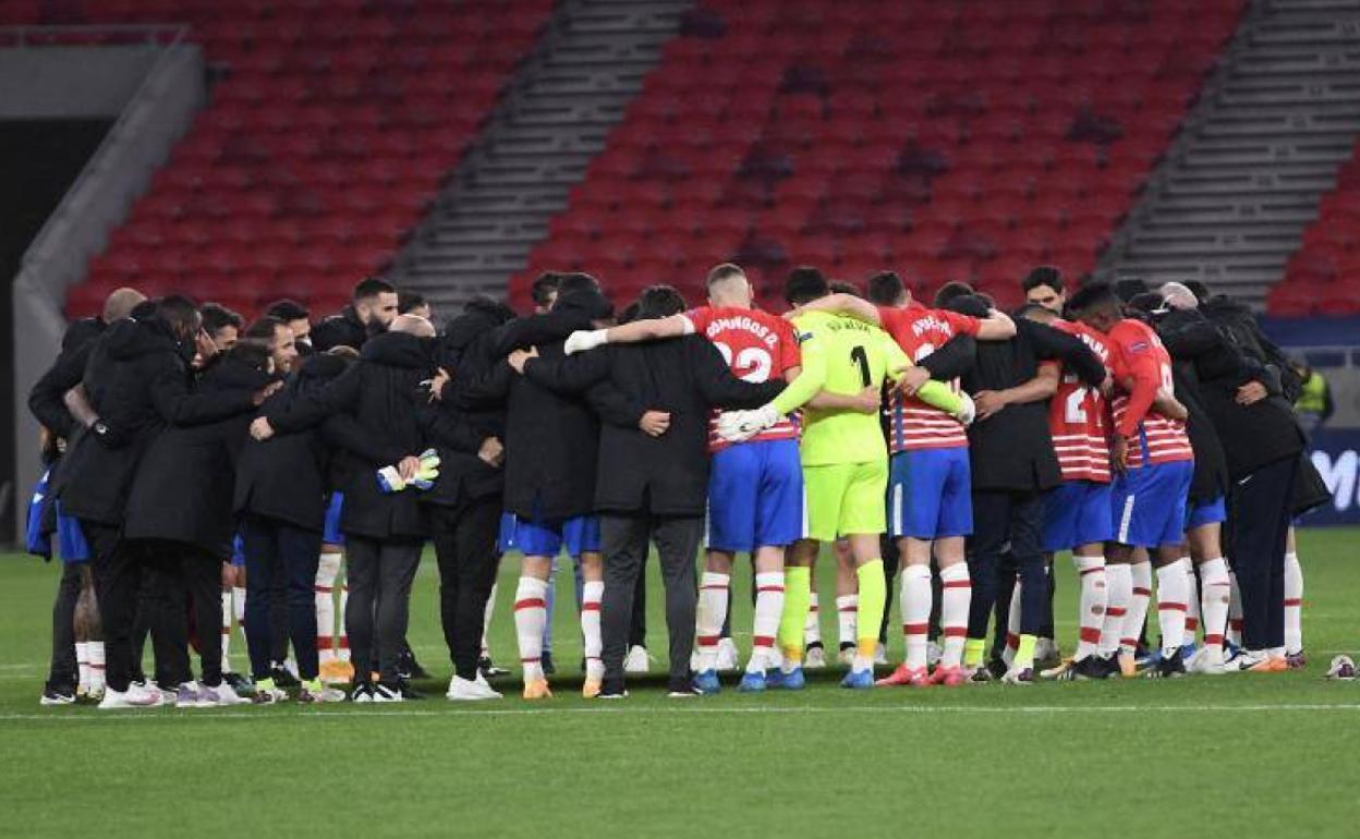 Los futbolistas del Granada se unen en corro tras obtener el pase a cuartos en el Puskas Arena. 