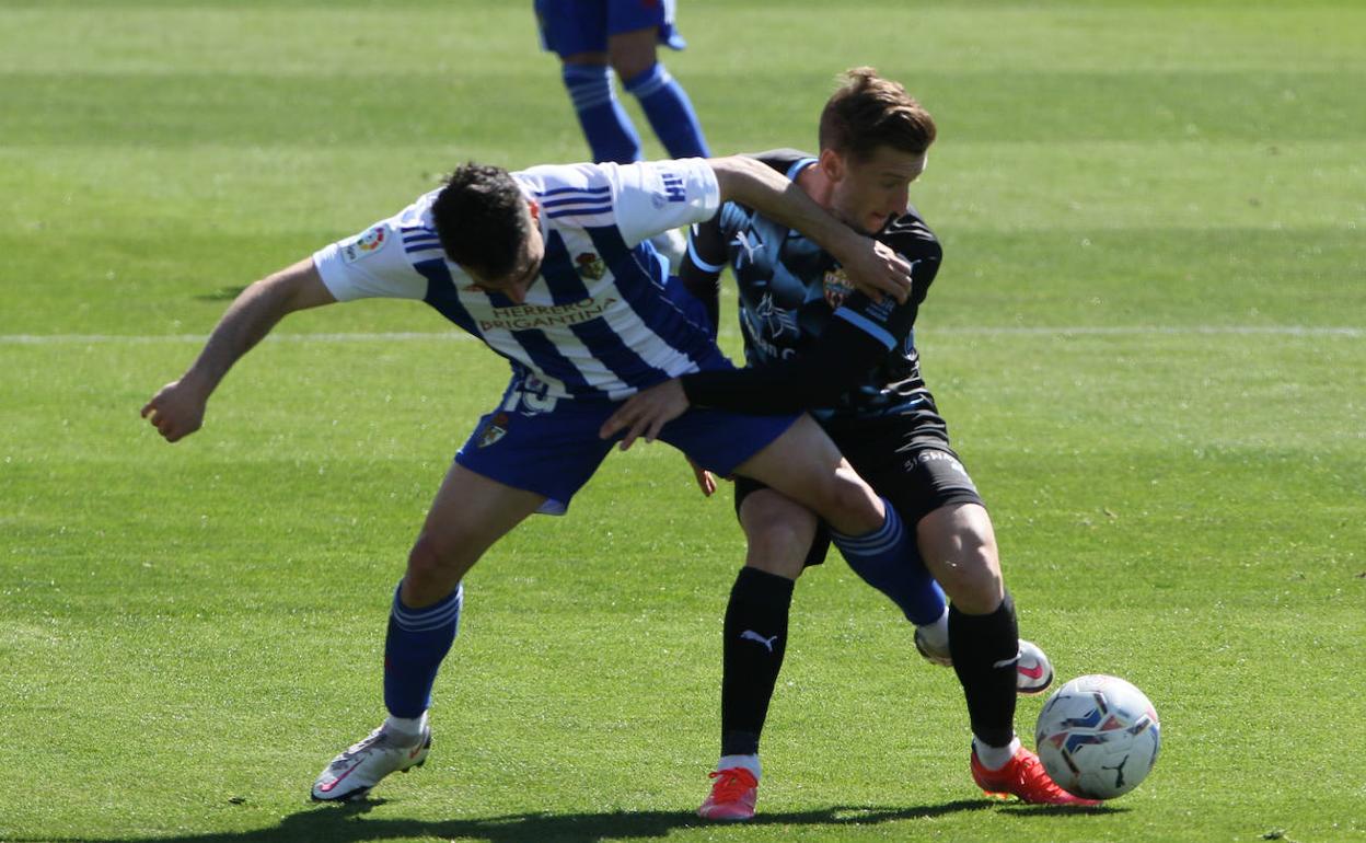 UD Almería | El Almería no digiere la ventaja y cae en El Toralín