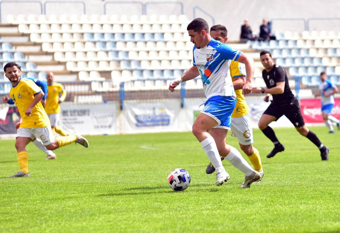 El Motril pierde ante diez y coquetea con el descenso