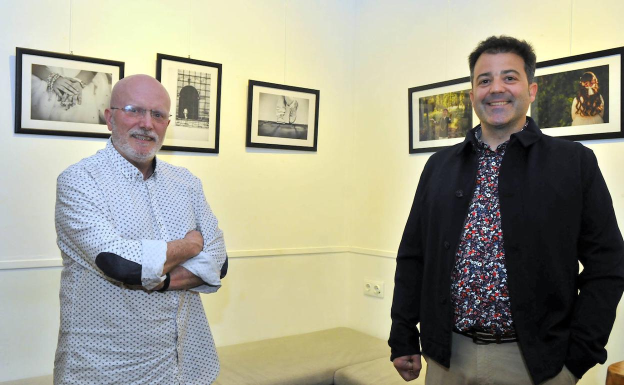Agustín Blas Algar, propietario de la sala-café La Galería, y Germán Muñoz, autor de la exposición. 