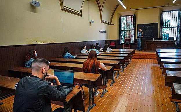 Los estudiantes de la UGR volverán a las aulas tras seis meses de docencia online