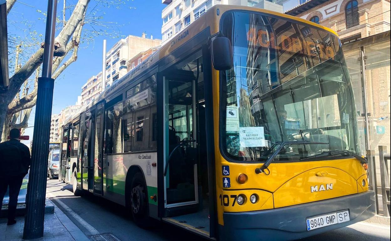 Autobús urbano jienense, a su paso por el Paseo de la Estación. 