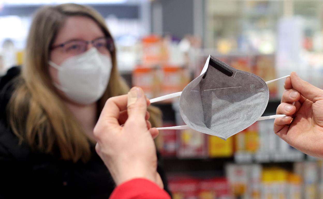 Medidas contra la covid | Un experto español advierte del grave error que cometemos al colocarnos estas mascarillas