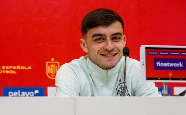 Pedri, en su primera comparecencia de prensa con la selección absoluta. 