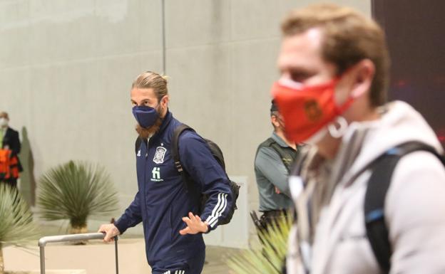 Sergio Ramos, en la llegada de la Selección Española al aeropuerto de Granada. 