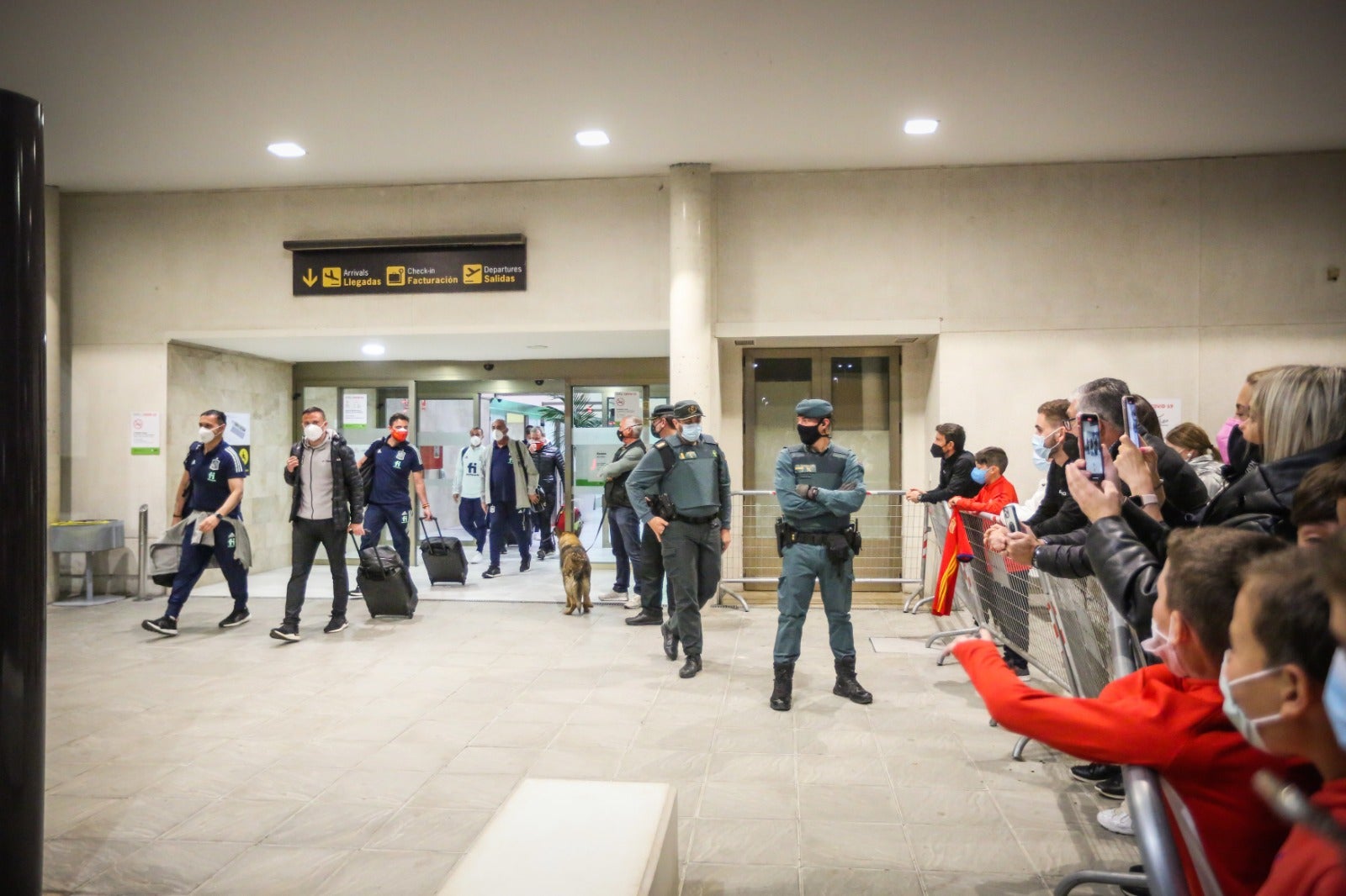 El capitaán de la selección española de fútbol, Sergio Ramos, a su llegada al aeropuerto Federico García Lorca.