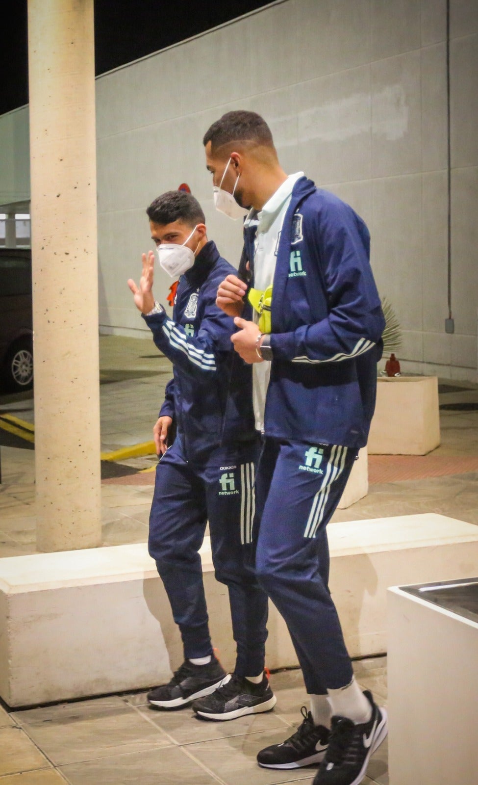 El capitaán de la selección española de fútbol, Sergio Ramos, a su llegada al aeropuerto Federico García Lorca.