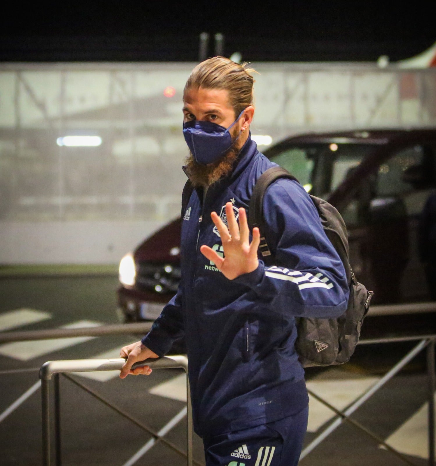 El capitaán de la selección española de fútbol, Sergio Ramos, a su llegada al aeropuerto Federico García Lorca.