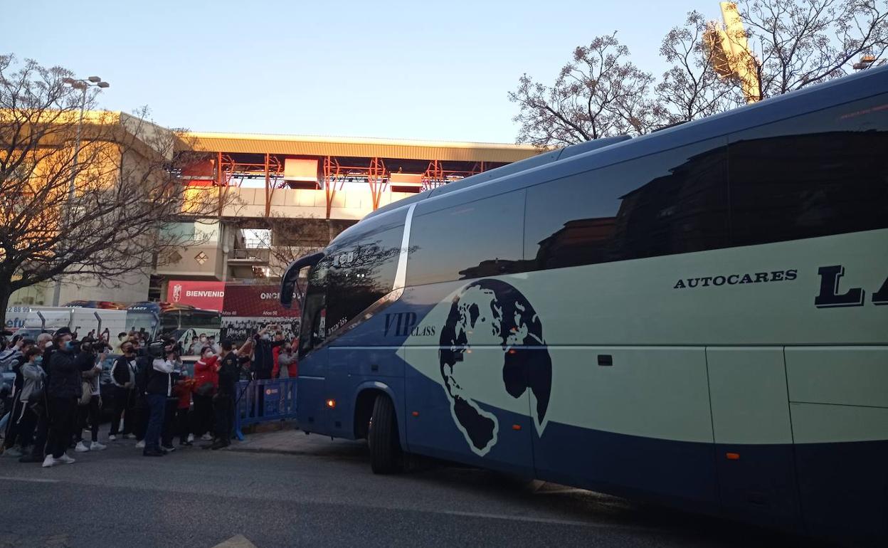 Llegada de uno de los dos autobuses de la Selección Española a Los Cármenes. 