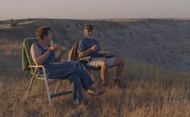 Frances McDormand y David Strathairn en 'Nomadland'.