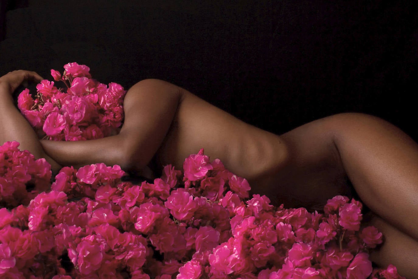 Los autorretratos de Fares Micue destacan por su paleta de color y el lenguaje corporal.