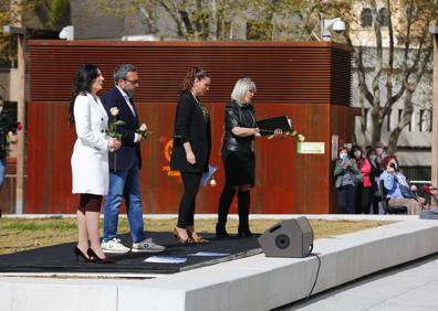 Imagen secundaria 1 - Distintos momentos del concierto realizado esta mañana en la explanada del Hospital Virgen de las Nieves.