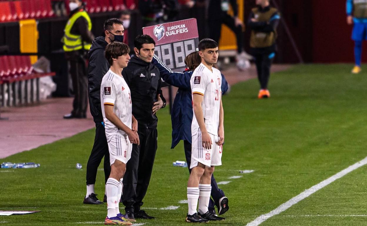 Bryan Gil y Pedri, antes de salir al campo. 