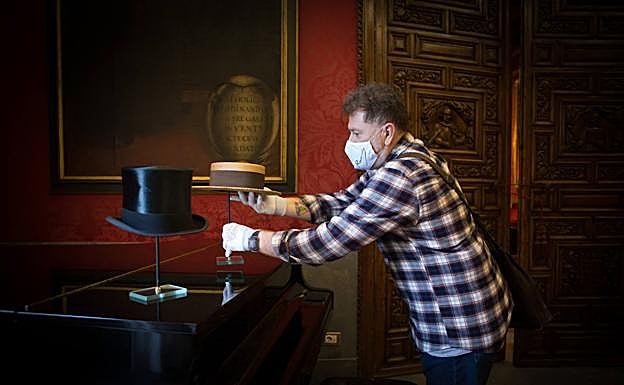 Los sombreros, expuestos para los medios en el Ayuntamiento. 