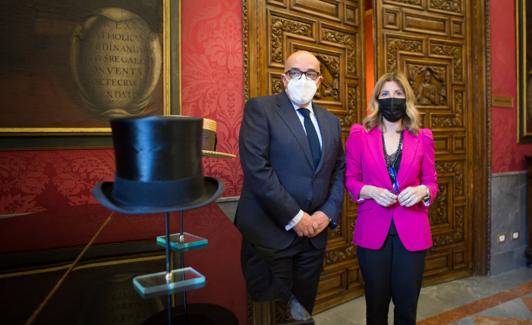 El Ayuntamiento ha encargado la restauración de los sombreros a Miguel Ángel de la Rosa. 