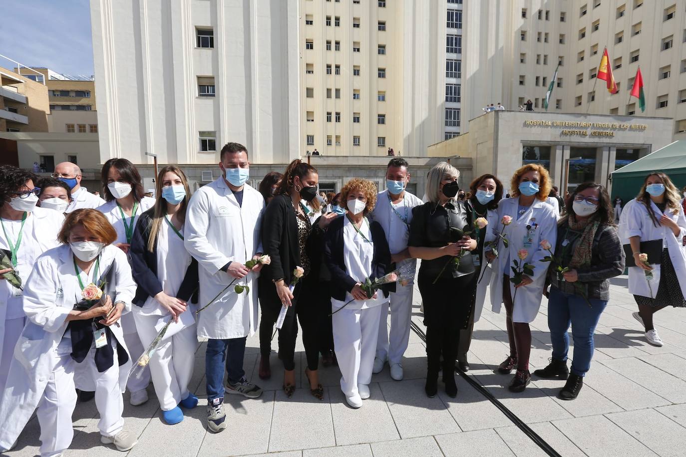 Miembros del coro de profesionales del Hospital Virgen de las Nieves con dos de las artistas invitadas, Marina Heredia y Mariola Cantarero.