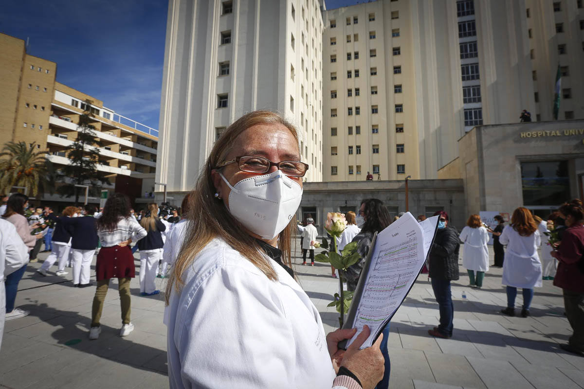 Primeras voces de Granada rinden homenaje a los profesionales sanitarios en su lucha contra la covid en un concierto en la explanada del Hospital Virgen de las Nieves