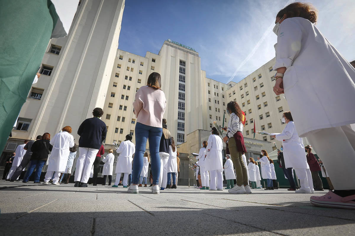 Primeras voces de Granada rinden homenaje a los profesionales sanitarios en su lucha contra la covid en un concierto en la explanada del Hospital Virgen de las Nieves