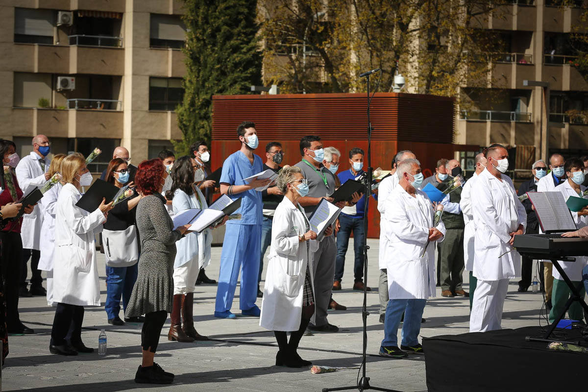 Primeras voces de Granada rinden homenaje a los profesionales sanitarios en su lucha contra la covid en un concierto en la explanada del Hospital Virgen de las Nieves