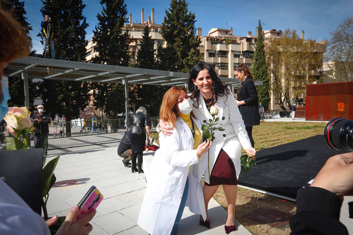 Primeras voces de Granada rinden homenaje a los profesionales sanitarios en su lucha contra la covid en un concierto en la explanada del Hospital Virgen de las Nieves