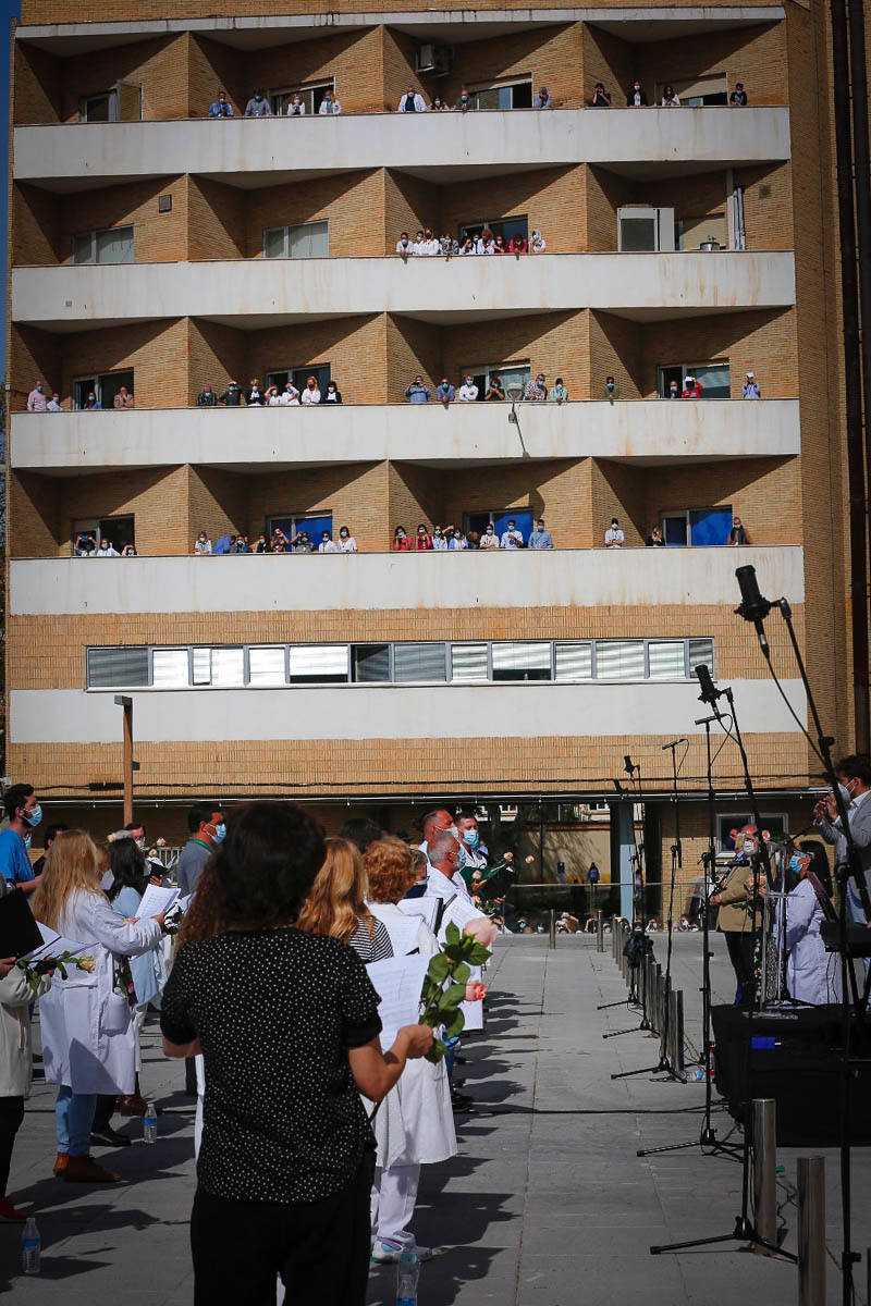 Primeras voces de Granada rinden homenaje a los profesionales sanitarios en su lucha contra la covid en un concierto en la explanada del Hospital Virgen de las Nieves