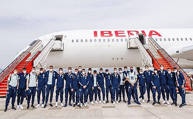 La Roja posa junto al Airbus A350. 