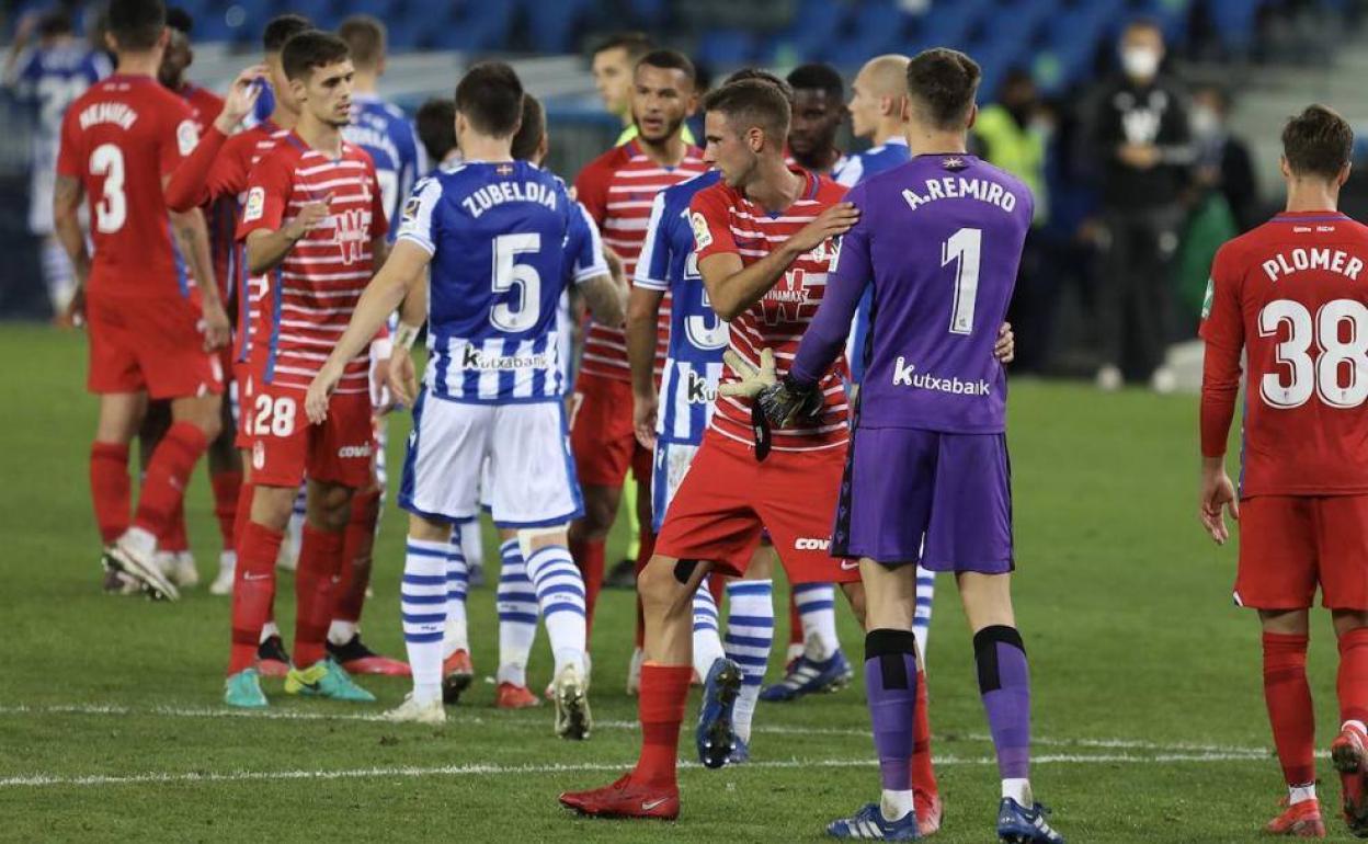 Los futbolistas del Granada, con integrantes del Recreativo, se saludan con los de la Real Sociedad en noviembre. 