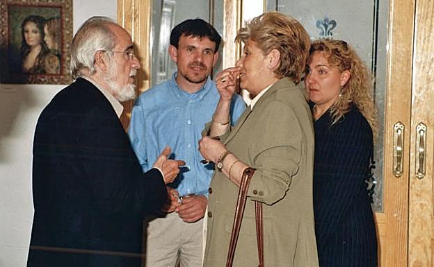 Exposición de Ginés Liébana con él y Manuel Hermoso, Rocío Anguita y Marisol Gutiérrez, concejala de Cultura entonces.
