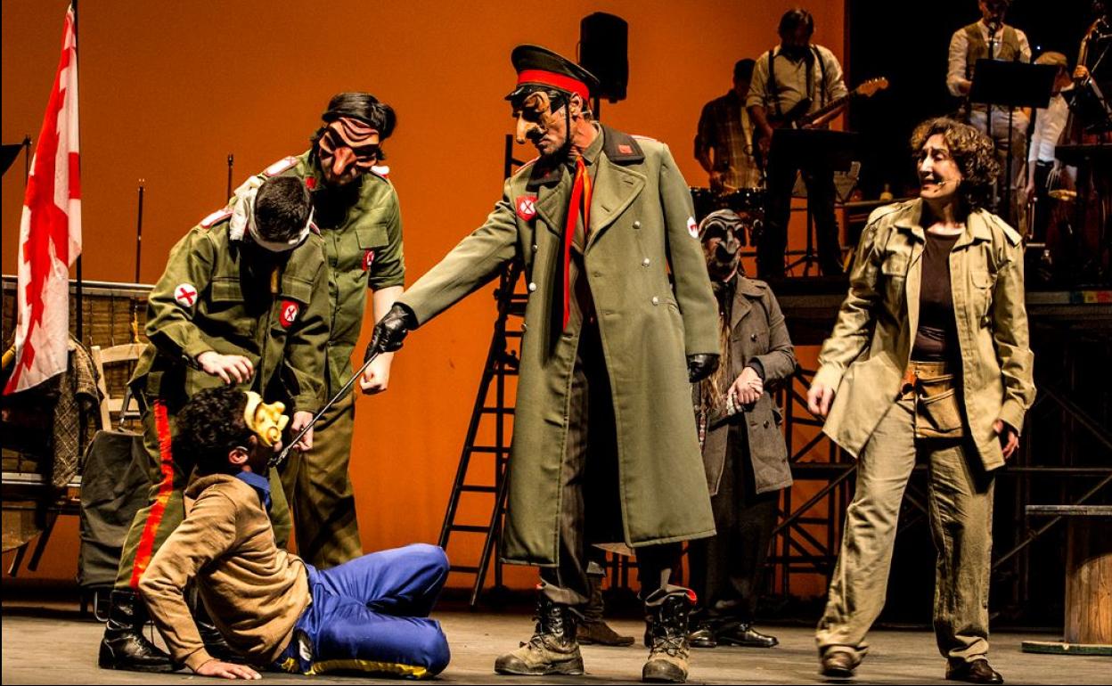 Momento de la interpretación de la obra 'Madre Coraje'. 