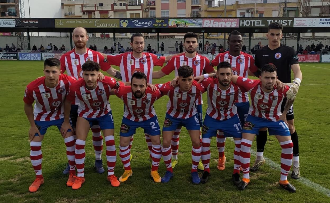 Alineación de la UDCiudad de Torredonjimeno durante su partido de ayer. 