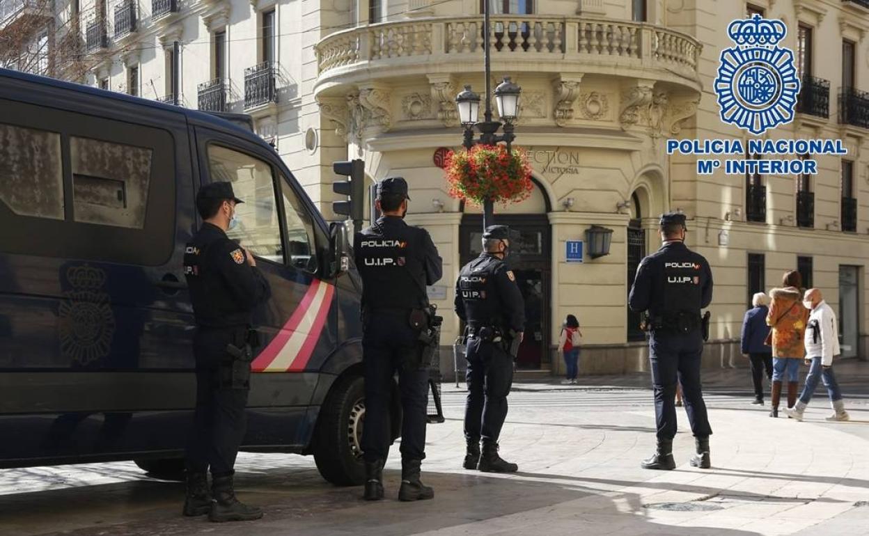 Robo en Granada | Detenidos por llevarse un móvil de un vehículo mientras su dueño abría la cochera