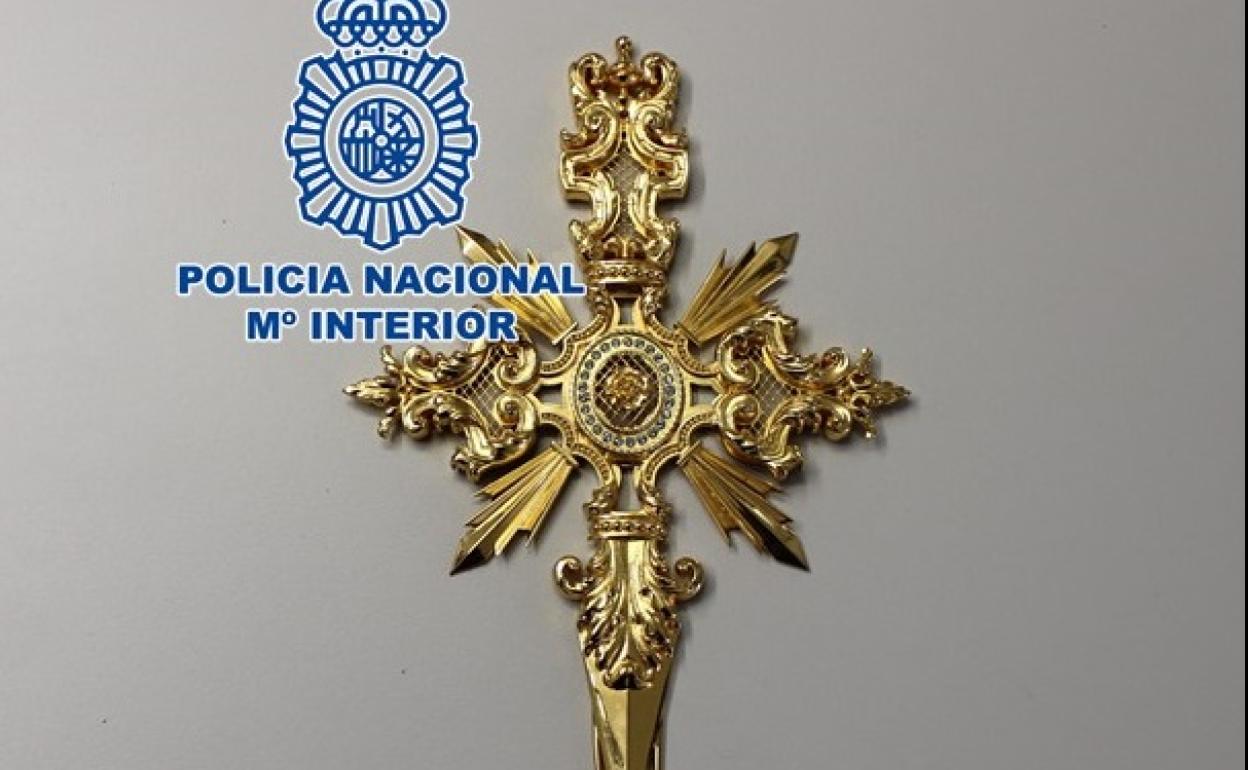 Sucesos en Granada | Recuperan una daga muy valiosa del ajuar de una Virgen robada a una cofradía del Zaidín