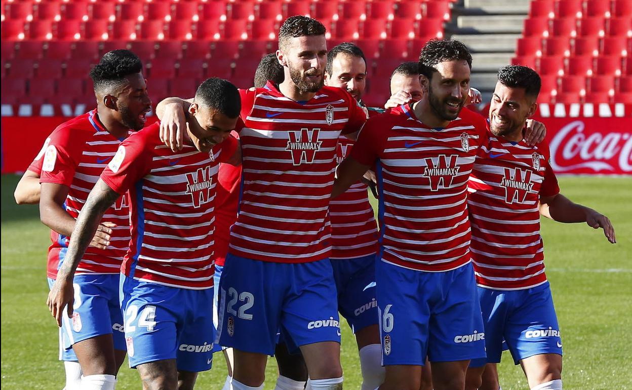 Los futbolistas del Granada celebran el afortunado gol de Germán que valió el triunfo frente a la Real Sociedad. 
