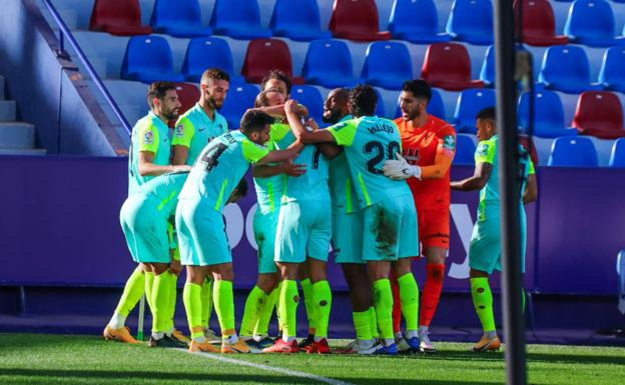 Los futbolistas del Granada hacen una piña tras el gol de Soldado en el Ciudad de Valencia al Levante. 
