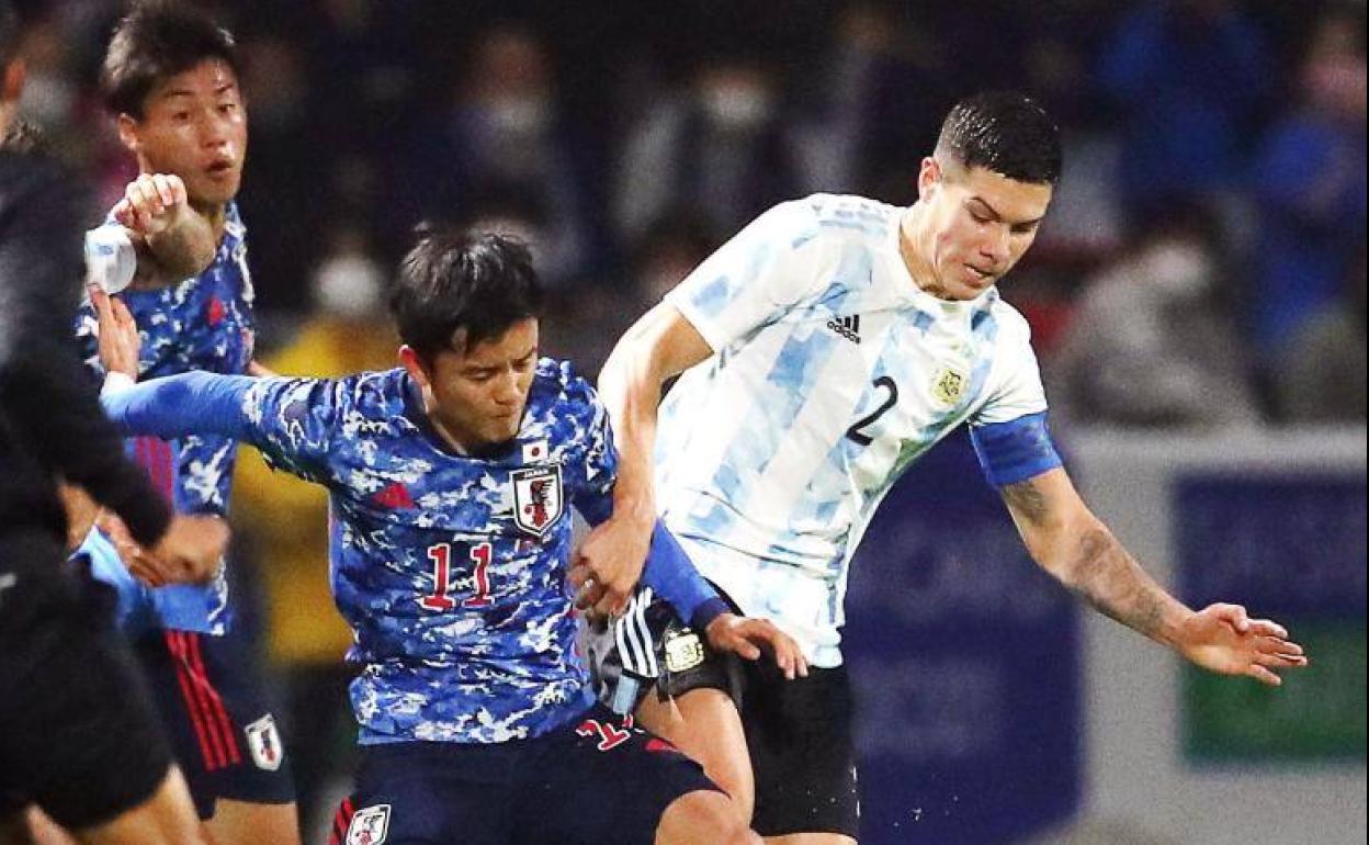 Nehuén Pérez cuerpea junto a Take Kubo en el partido en Japón. 